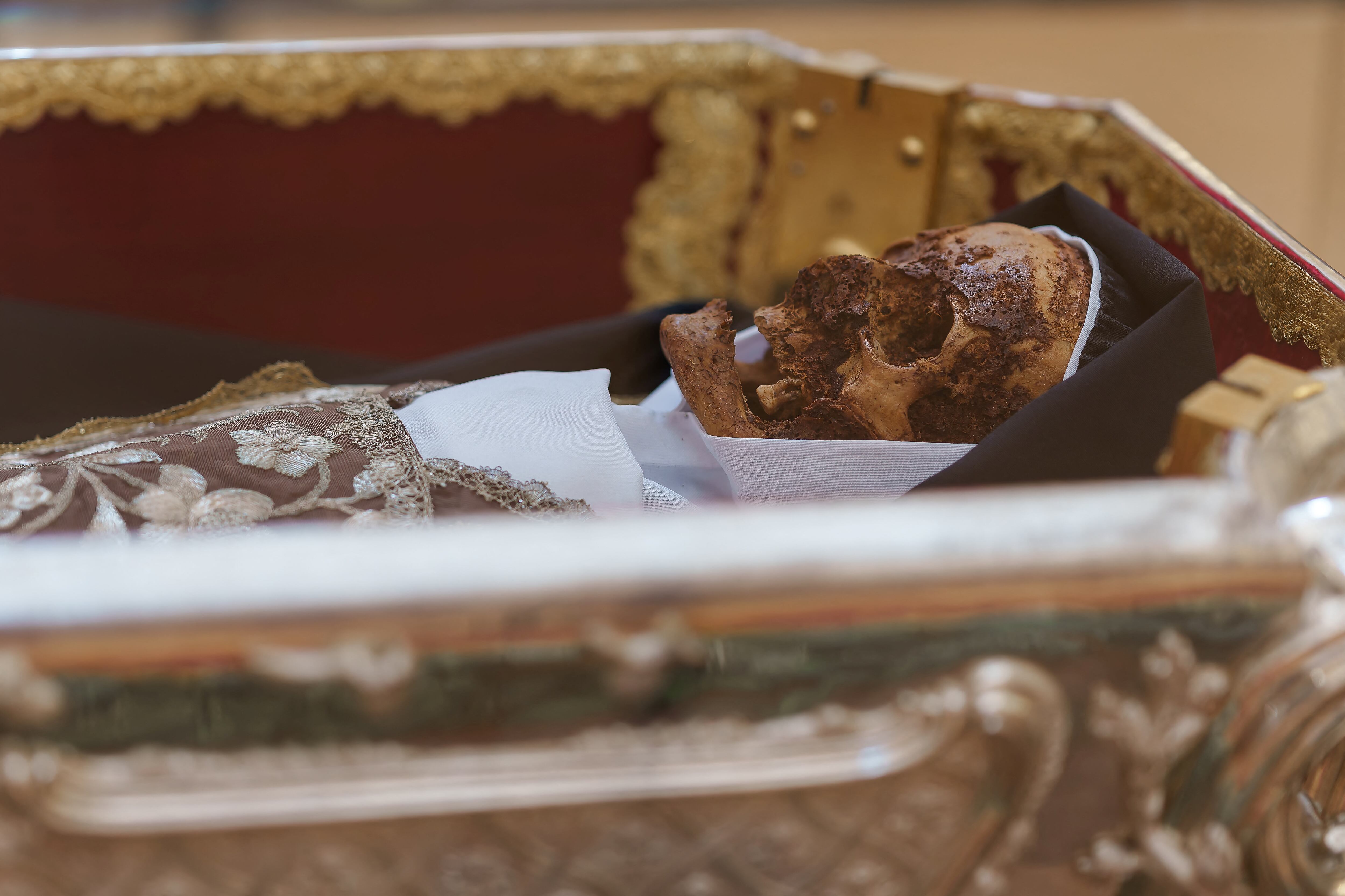 Una fotografía tomada el 12 de mayo de 2025 muestra el cuerpo de Santa Teresa de Jesús expuesto en la Basílica de la Anunciación de Nuestra Señora del Carmen en Alba de Tormes, provincia de Salamanca.
