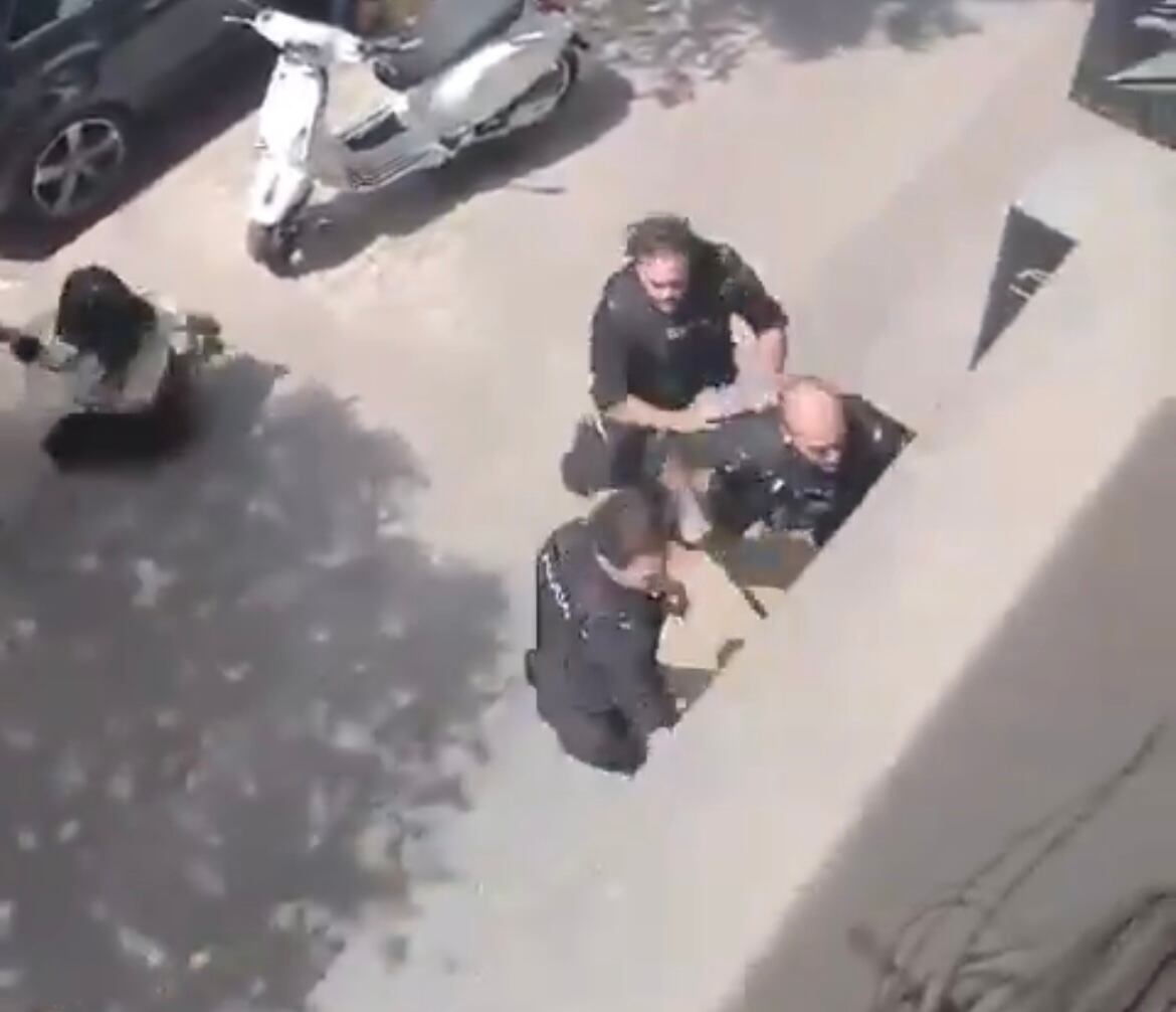 Agresión policías de España contra migrantes colombianos