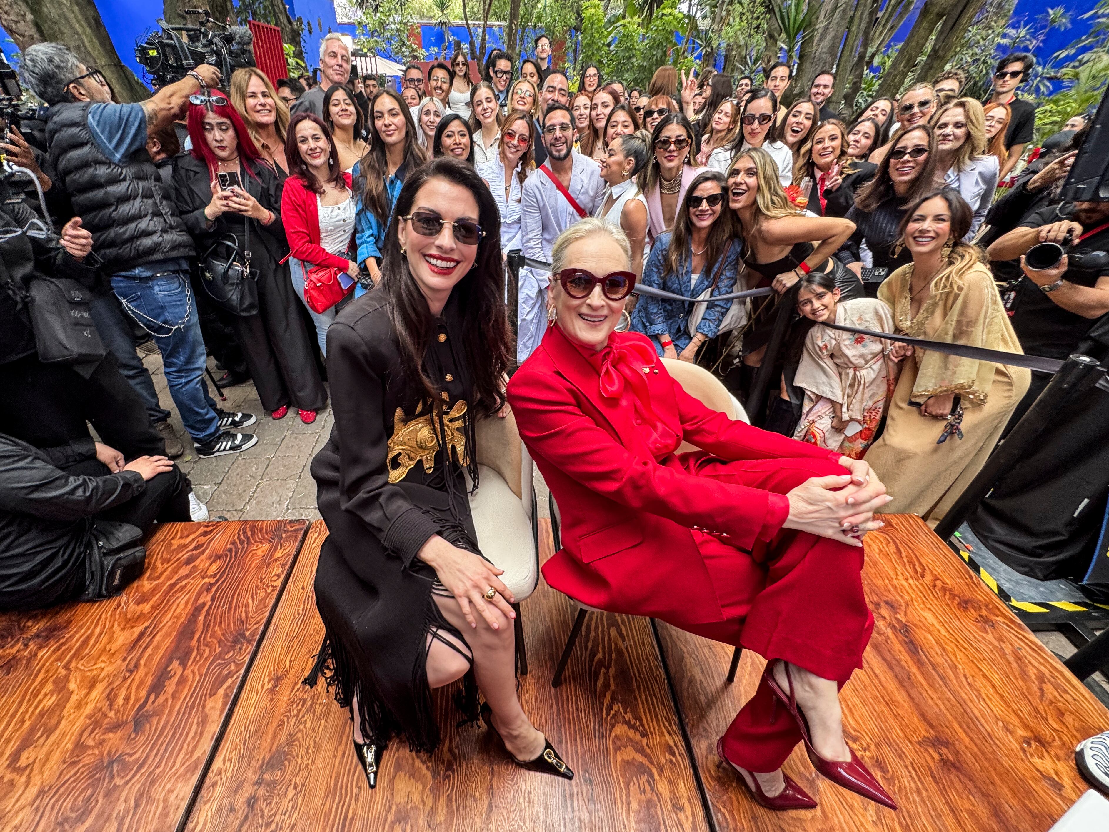 La capital mexicana se transformó en el epicentro de la moda global con la llegada de dos leyendas de Hollywood: Meryl Streep y Anne Hathaway para la promoción de El diablo viste a la moda 2.
