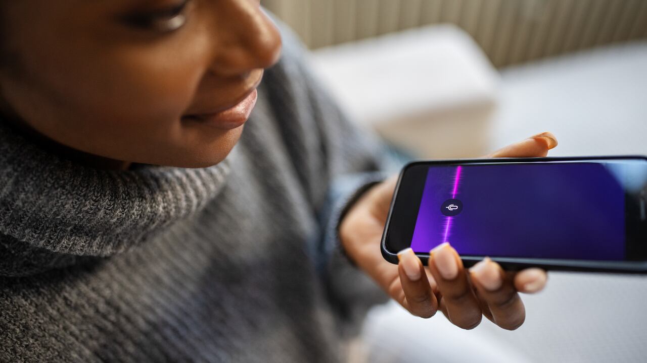 Una inteligencia artificial puede imitar la voz de otra persona.