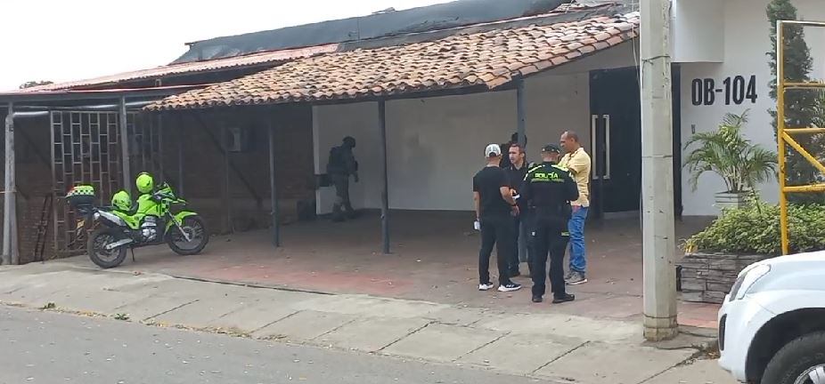 Las autoridades realizan la inspección en el establecimiento afectado.