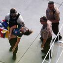 Un policía carga a una hincha desmayada en la final de la Copa America 2024 (Photo by Megan Briggs/Getty Images)