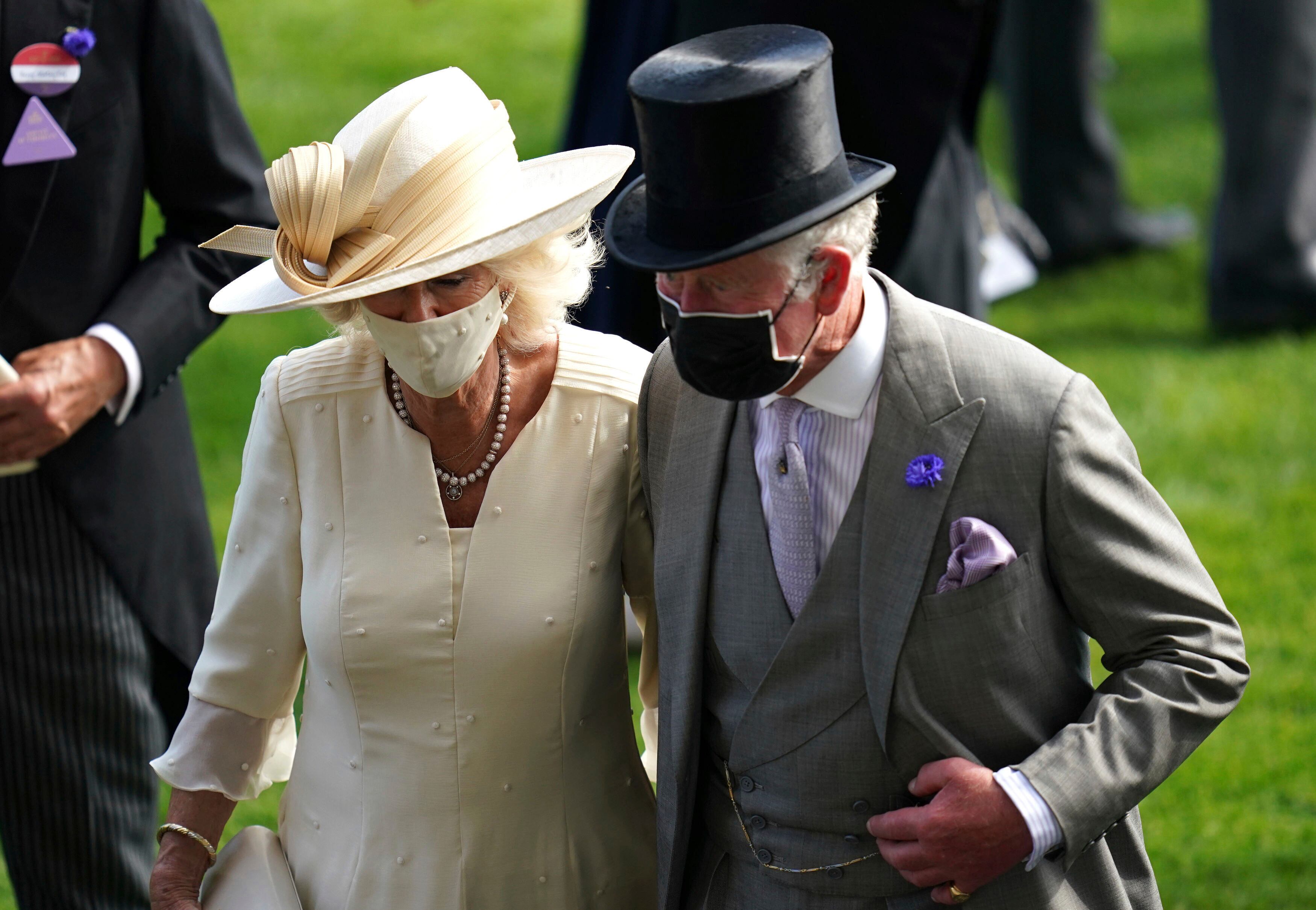 A falta de la reina, el encargado de presidir el palco real fue el príncipe Carlos, acompañado de su esposa Camilla, duquesa de Cornualles.