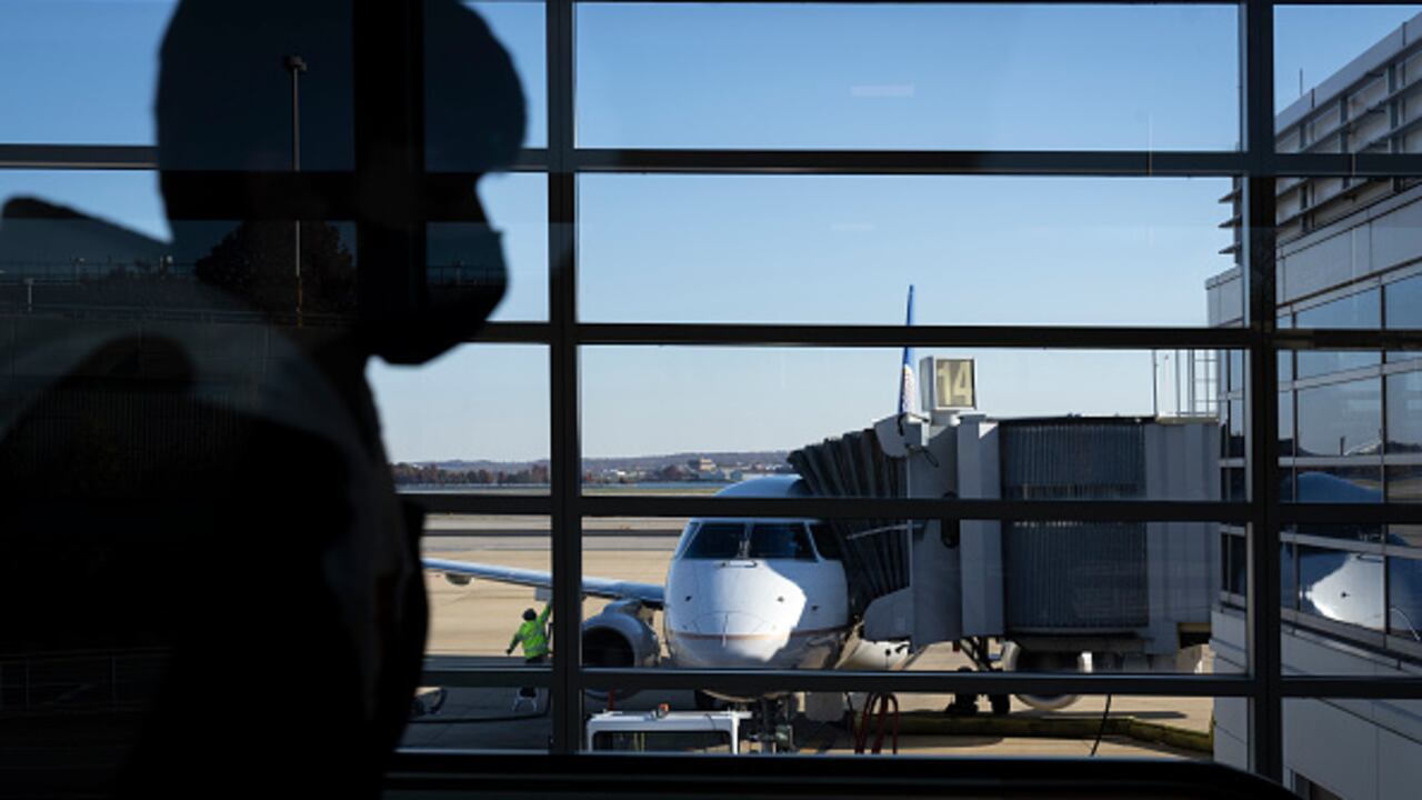De acuerdo con la Anvisa, el pasajero abordó el vuelo con una prueba PCR negativa, sin embargo, a su llegada a Brasil, arrojó un resultado positivo para covid-19. Se estudia si corresponde a la nueva variante.