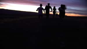 Gasoline Rainbow, de los Hermanos Ross ('Bloody Nose Empty Pockets', 'Contemporary Color'), quienes han aplicado su innovador enfoque híbrido al road trip cinematográfico con un retrato sincero y amoroso de la nueva generación contada en sus palabras.