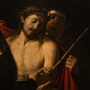 Una pintura del maestro italiano Caravaggio, 'Ecce Homo', se exhibe en el Museo del Prado, en Madrid, en mayo de 2024.