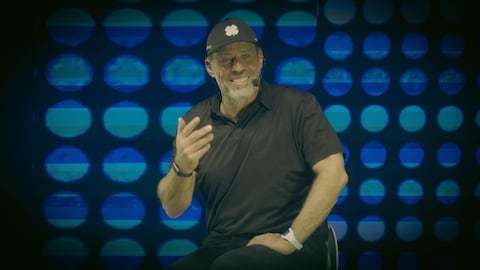 Tony Robbins —considerado el mentor de mentores— inspiró a miles de asistentes en el Wake Up Conferences en Bogotá.