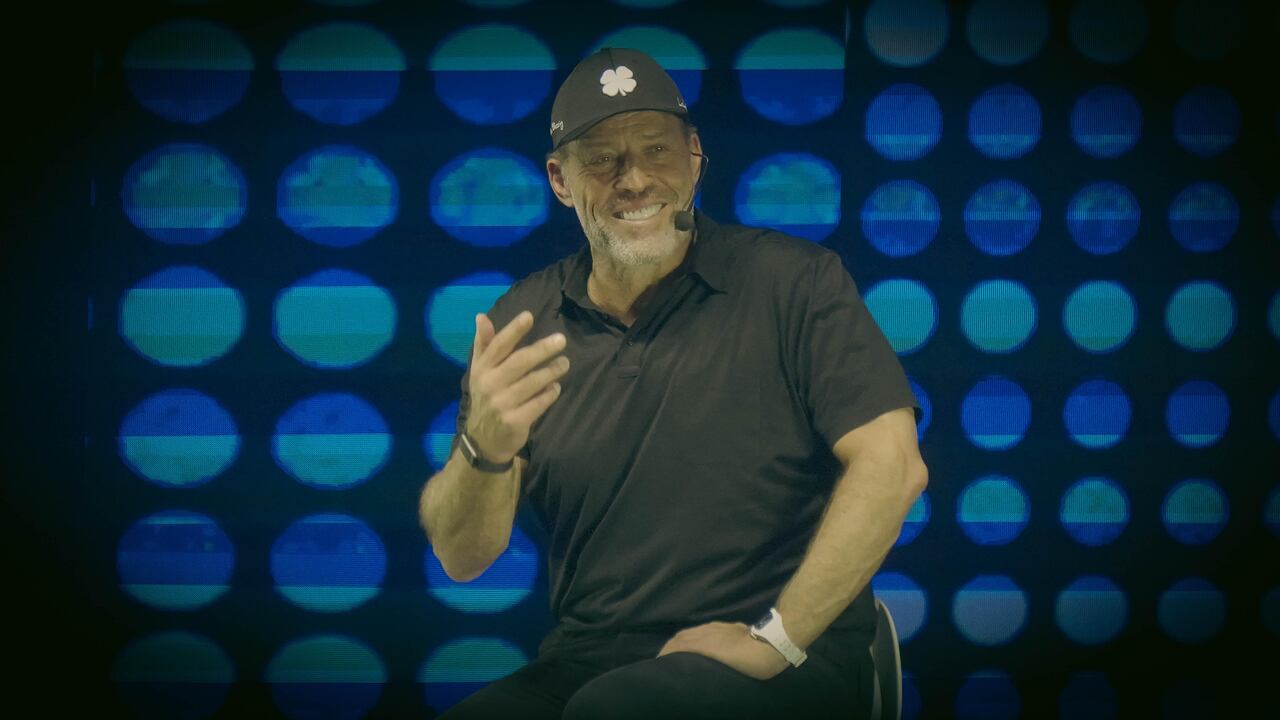 Tony Robbins —considerado el mentor de mentores— inspiró a miles de asistentes en el Wake Up Conferences en Bogotá.