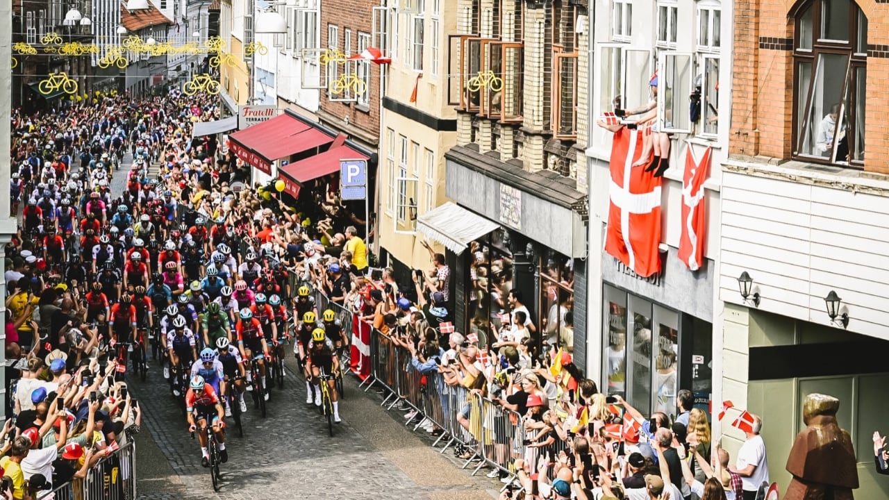 Tour de Francia 2022. Etapa entre Vejle a Sønderborg a lo largo de 182 kilómetros en terreno llano, otro parcial para los velocistas todavía en territorio nórdico.