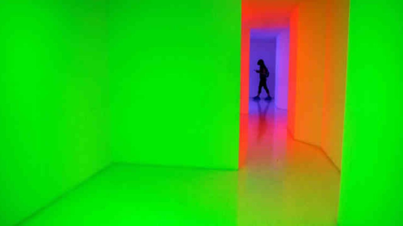 Un visitante del Museo La Estampa de Caracas recorre el 18 de agosto de 2013 la obra del artista venezolano Carlos Cruz-Diez "Cromosaturación". Foto: AFP/Archivos | Leo Ramírez.