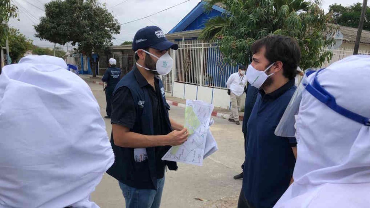 El alcalde Jaime Pumarejo Heins durante un recorrido por el barrio Santo Domingo, en Barranquilla.