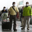 En coordinación con el Ministerio de Protección Social, serán distribuidos volantes a todos los pasajeros que salen y entran del país, en los cuales se informa, entre otras, sobre síntomas, precauciones para evitar contagio y entidades de contacto en el país, a las que se debe acudir en caso de presentar alguna de las sintomatologías.