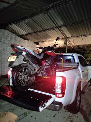 La camioneta y la moto MRX 150, color rojo con negro, que también se llevaron los asaltantes.