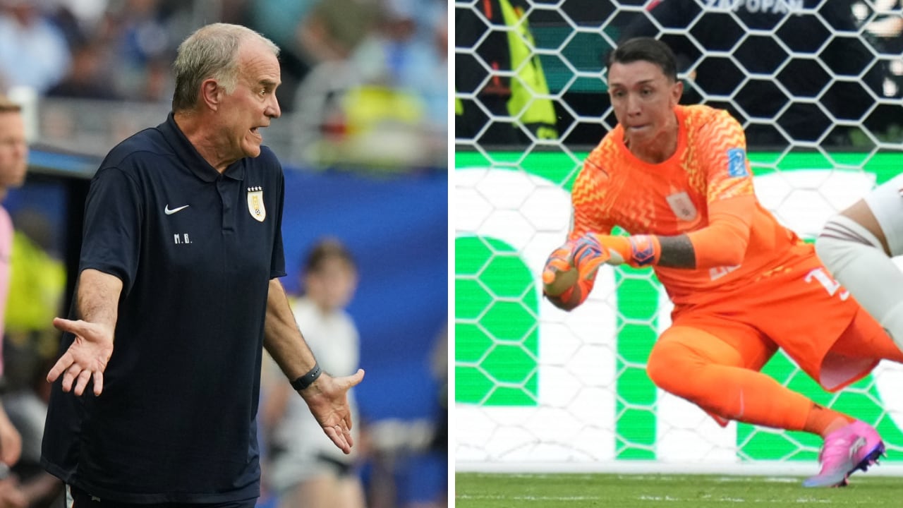 Marcelo Bielsa (izq.) decidió sacar a Fernando Muslera (der.) para el segundo tiempo del partido contra España.