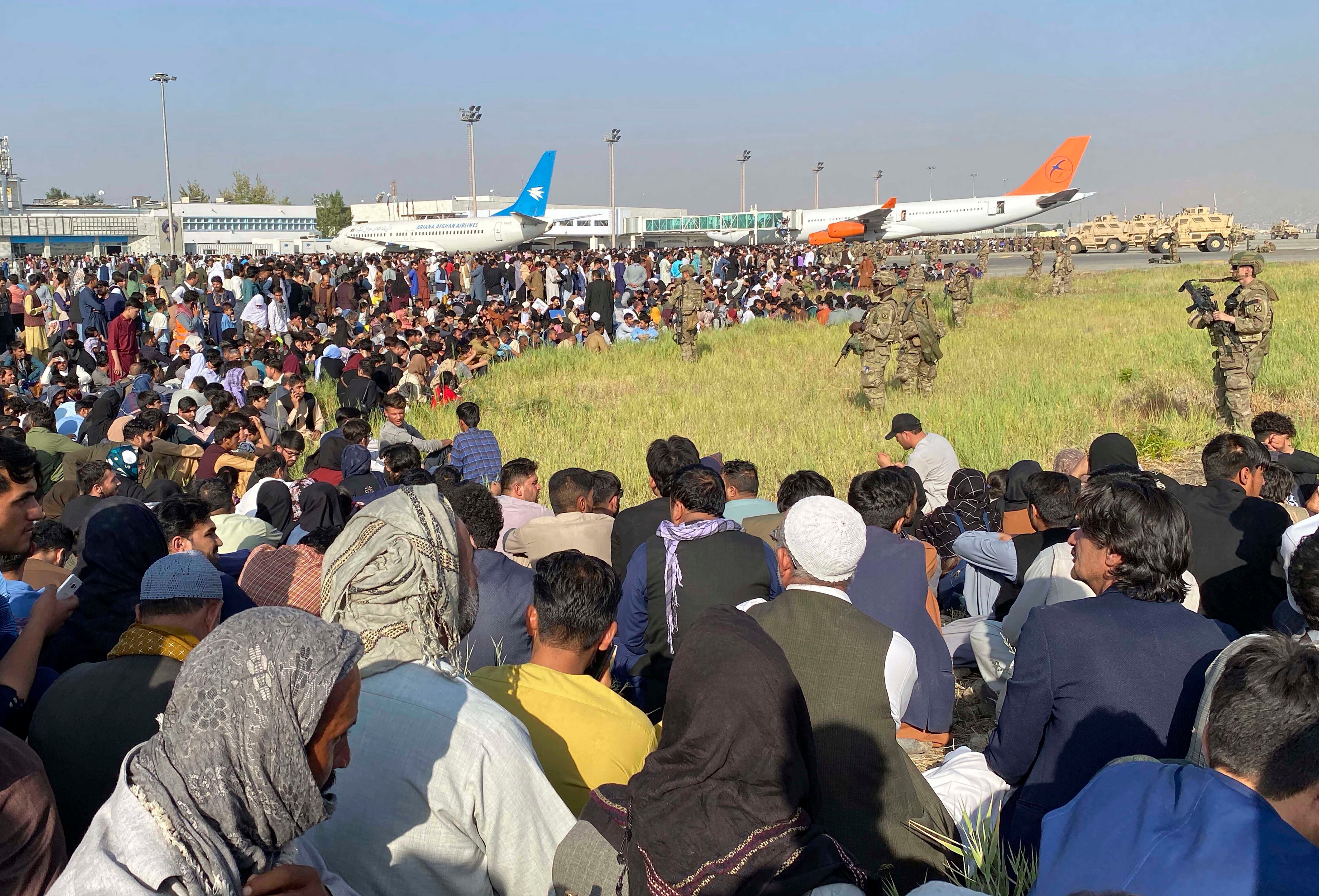 En esta fotografía de archivo los soldados estadounidenses montan guardia a lo largo del perímetro del aeropuerto internacional de Kabul, Afganistán. (Foto AP / Shekib Rahmani, archivo)