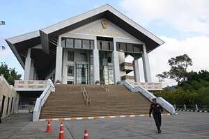 El juicio será a puerta cerrada. Un policía se encuentra afuera del tribunal antes del primer día de interrogatorio de testigos para el juicio de Daniel Sancho Bronchalo, acusado de matar al cirujano plástico colombiano Edwin Arrieta Arteaga en la isla de Koh Pha Ngan en agosto de 2023, en el Tribunal Provincial de Koh Samui en abril.