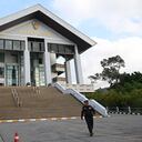 El juicio será a puerta cerrada. Un policía se encuentra afuera del tribunal antes del primer día de interrogatorio de testigos para el juicio de Daniel Sancho Bronchalo, acusado de matar al cirujano plástico colombiano Edwin Arrieta Arteaga en la isla de Koh Pha Ngan en agosto de 2023, en el Tribunal Provincial de Koh Samui en abril.