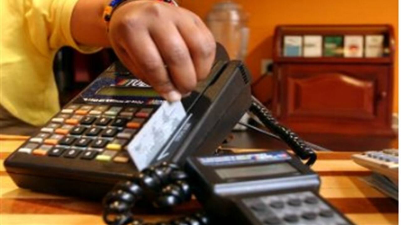 Los fraudes a aquellos portadores de tarjetas con chip obedece a que éstas también usan la banda magnética.