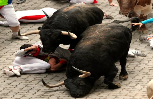 Los toros siguen si reparar quien está debajo