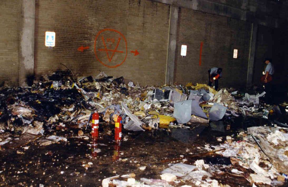 Investigadores en el exterior del edificio. El vuelo 77 de American Airlines tenía capacidad para 188 pasajeros, sin embargo para ese vuelo fue cargado solo con 58 personas, más la tripulación. Foto: FBI