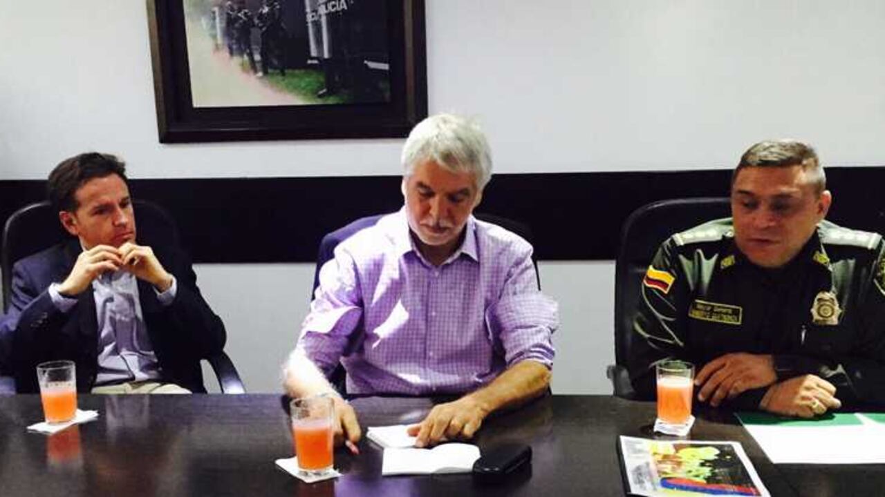 De izquierda a derecha: Daniel Mejía, Enrique Peñalosa y el general Humberto Guatibonza.