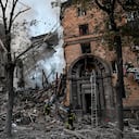 Ukrainian servicemen ride atop an armoured personnel carrier vehicle (APC) in the Zaporizhzhya region on June 11, 2023. (Photo by Anatolii Stepanov / AFP)