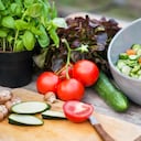 Verduras frescas en la mesa de jardín Vintage