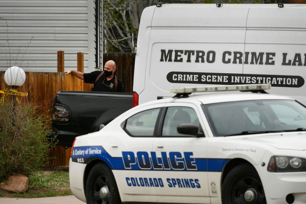 El alcalde de Colorado Springs, John Suthers, dijo que este “acto de violencia sin sentido” ha conmovido a la comunidad y pidió orar por las víctimas, sus familias y los socorristas.