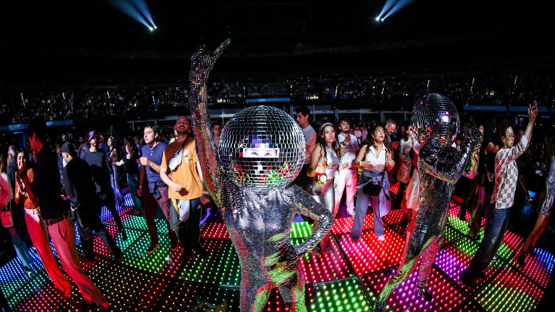 Lo retro se probó eterno: Village People y Kool & the Gang, en vivo, en imágenes