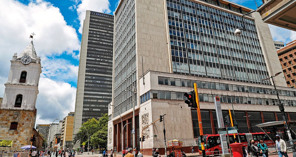 En la reciente reunión de la Junta Directiva del Banco de la República se inició la senda de reducción de las tasas de interés, que pasaron de 13,25 por ciento a 13 por ciento.