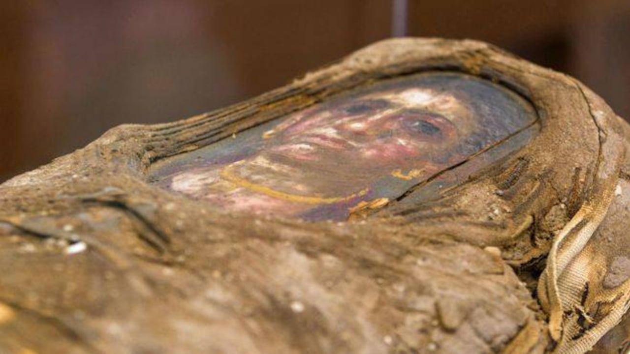 La momia tiene la imagen de una niña sobre el rostro.