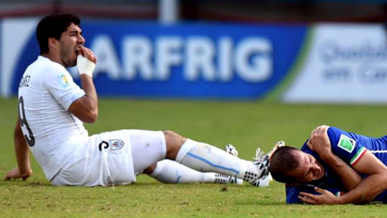 Luis Suárez, el máximo goleador histórico de Uruguay, no estará más en el Mundial de Brasil 2014 por el mordisco que le dio a Chiellini.