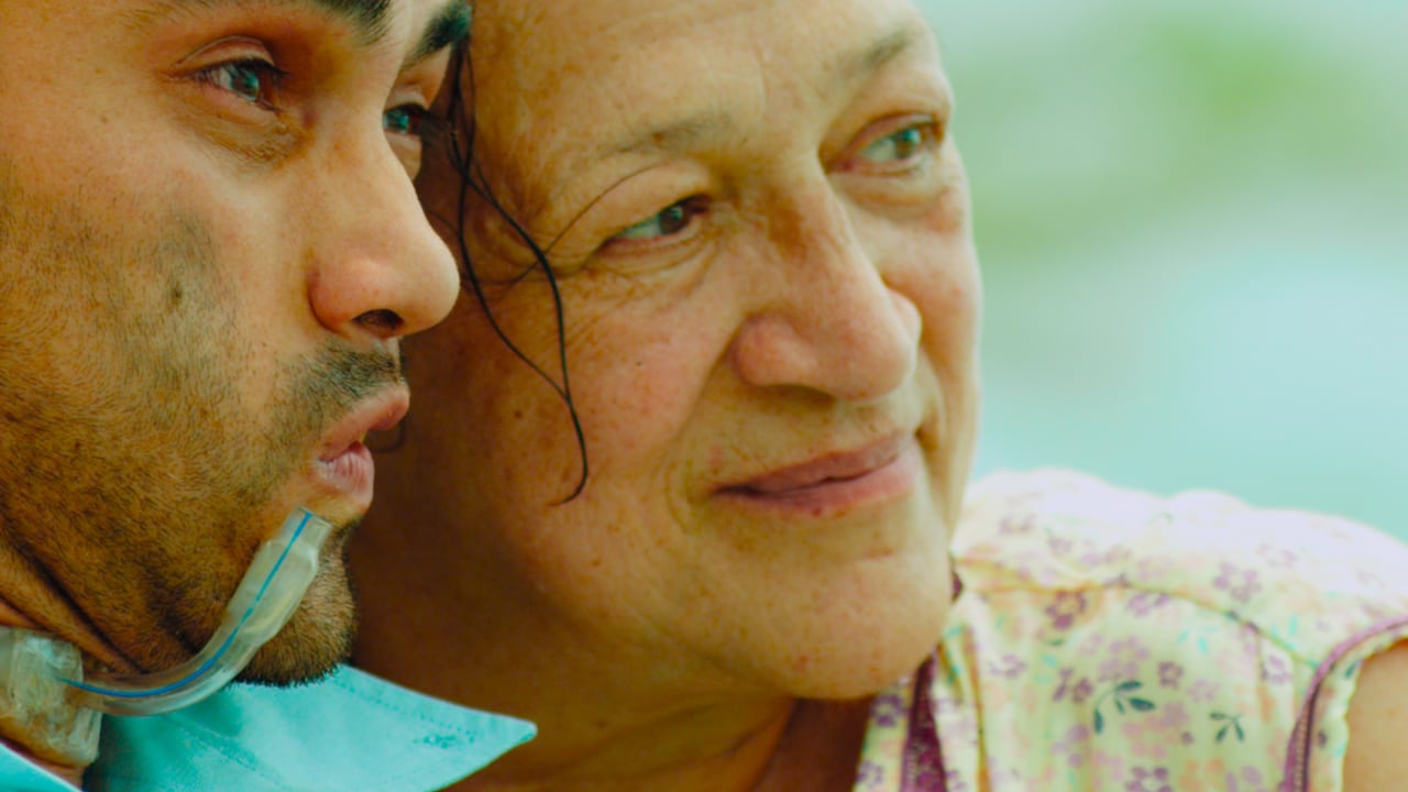 La relación entre madre cuidadora e hijo discapacitado que exploran Manolo Cruz y Vicky Hernández en esta película (que llega a cartelera colombiana el 29 de mayo), en ese palafito, es profunda, revelando capas de lo que guardamos los seres humanos y no queremos o no sabemos dejar ir.