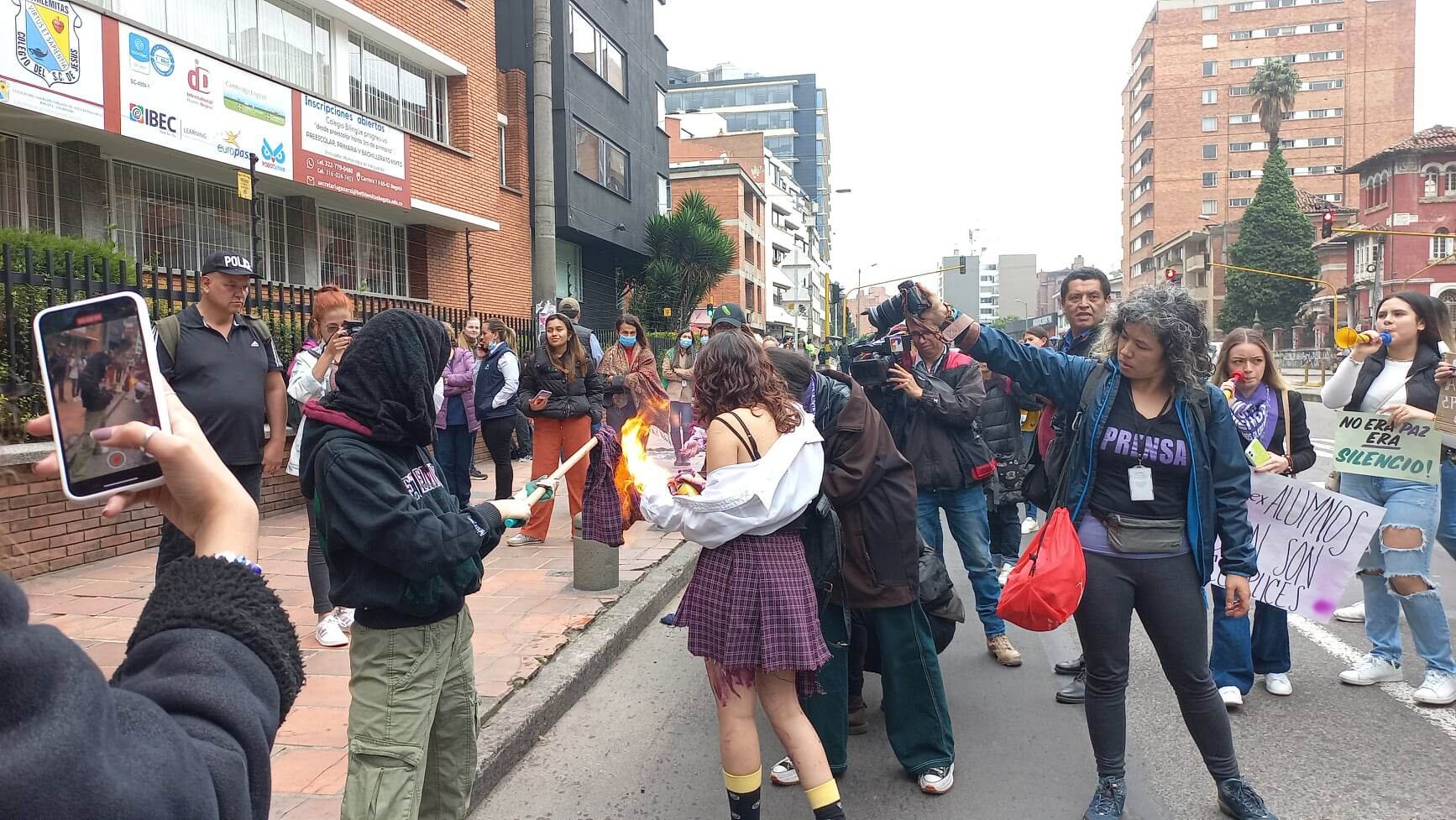 En algún momento del plantón, las ex alumnas le prendieron fuego a un saco.