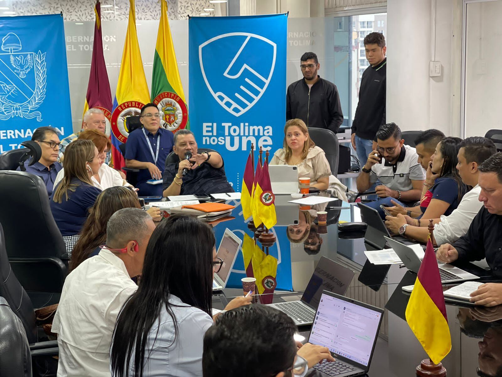 El gobernador del Tolima rodeado de su gabinete de despacho atendiendo la situación