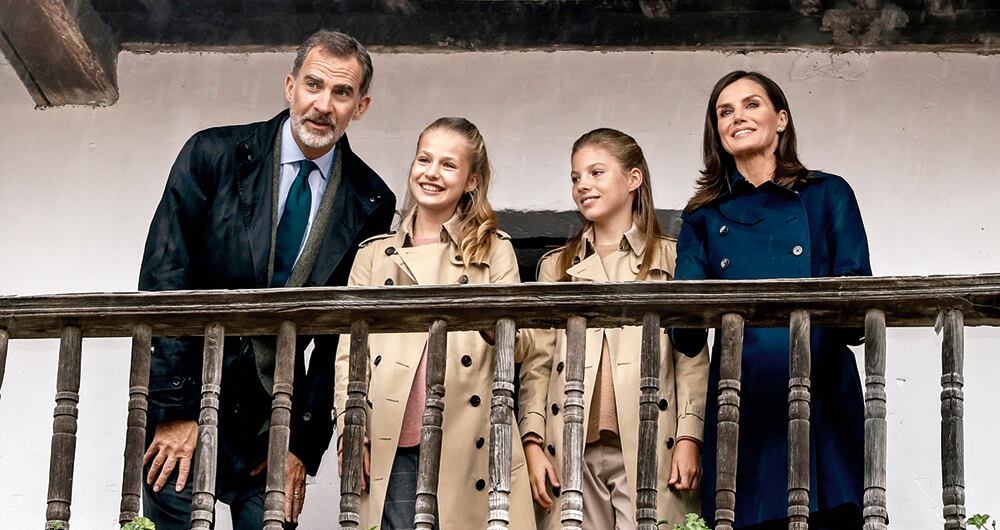  Su hijo, el rey Felipe, cortó relaciones de inmediato con él para proteger la monarquía.