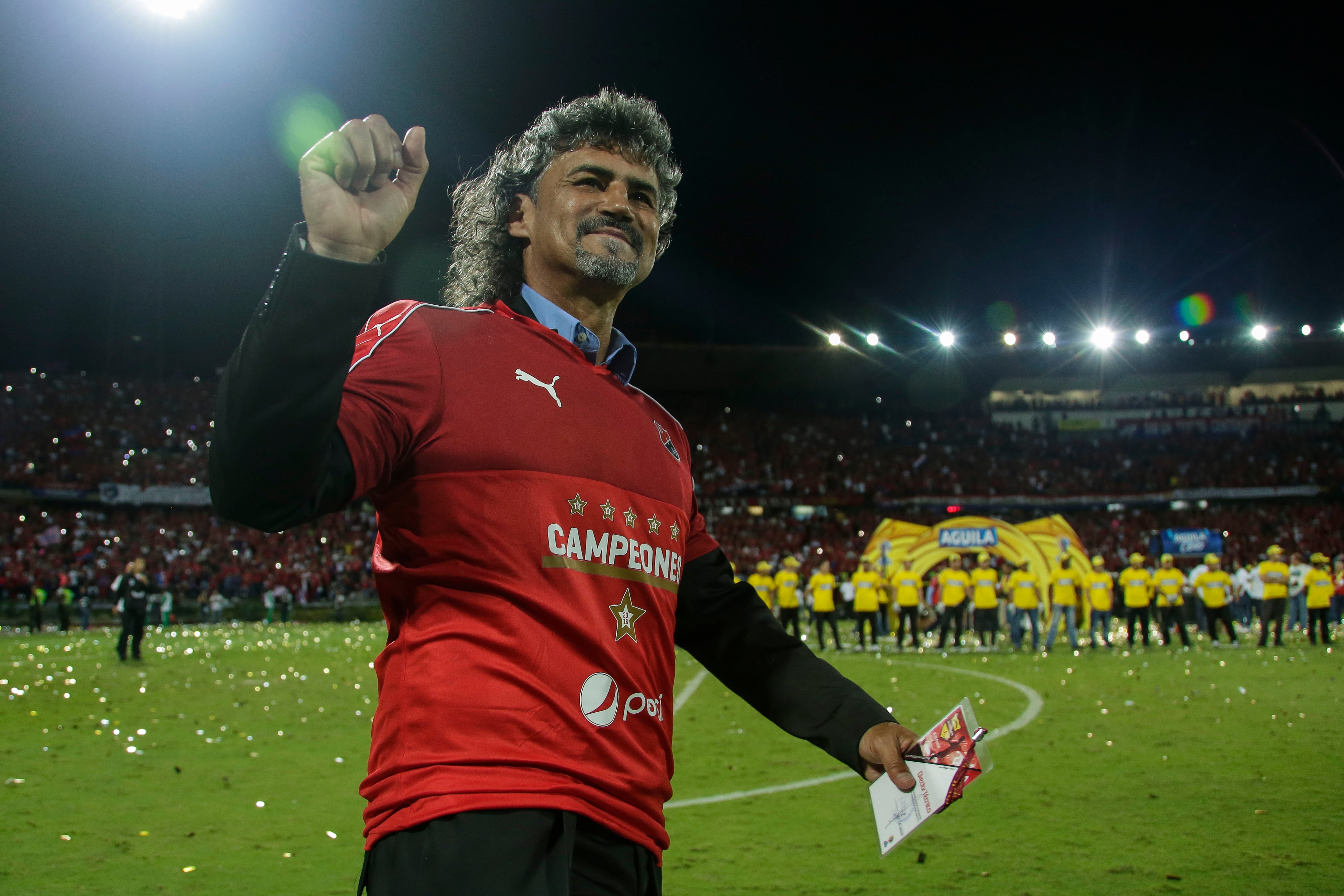 Medellín. 19 de Junio de 2016. El Deportivo Independiente Medellín se coronó como nuevo campeón de la Liga Águila I 2016, tras vencer a Junior de Barranquilla 2 - 0 en el partido de vuelta. En la foto: El director técnico Leonel Álvarez celebra el título. (Colprensa - Mauricio Alvarado)