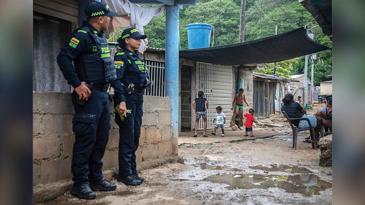 Policías vigilan las 24 horas uno de los sectores con mayores riesgos de alteración del orden público en San Andrés. Las comunidades esperan la lluvia para abastecerse.