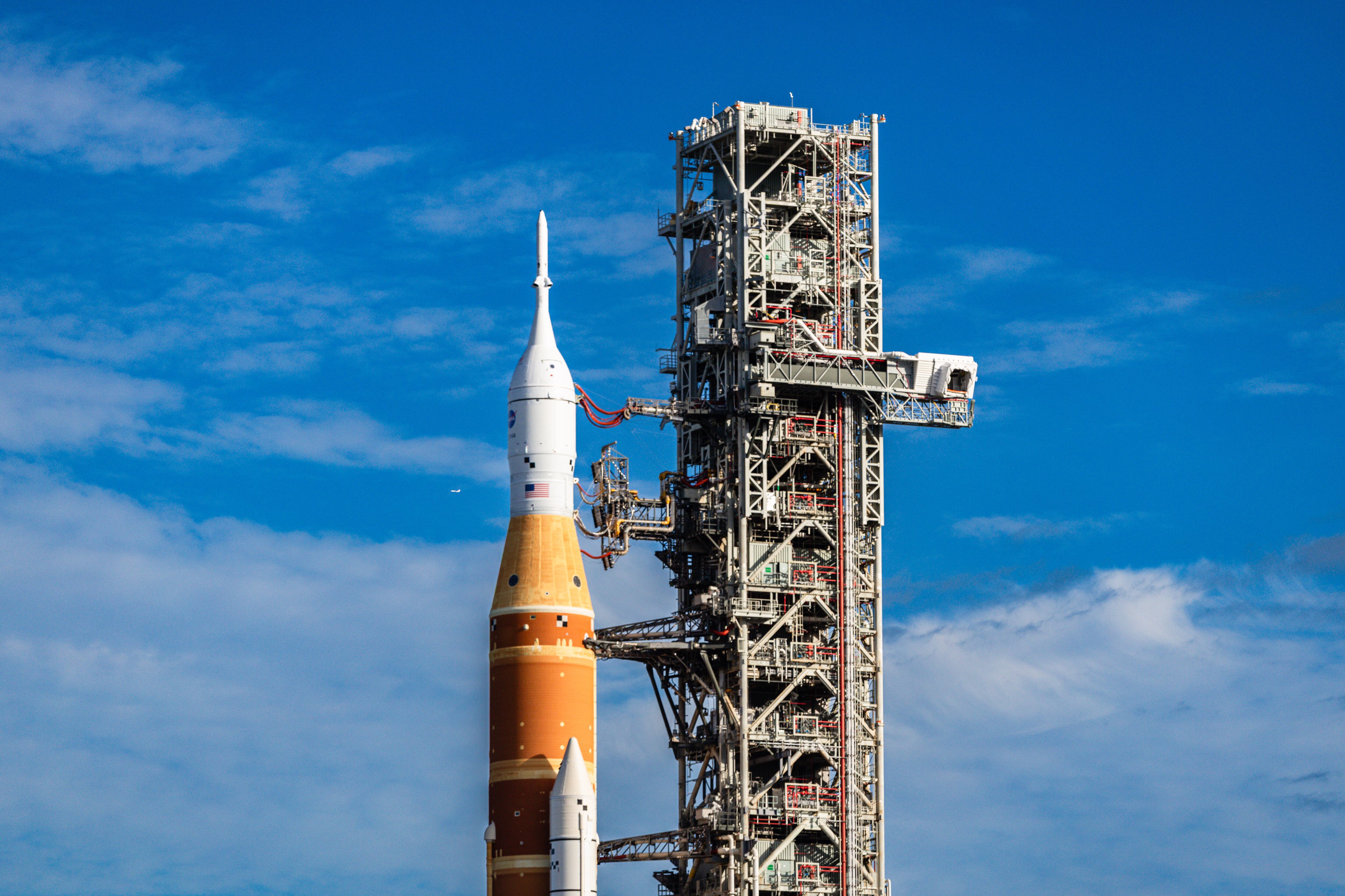 Se busca probar y validar los sistemas de la nave Orion, del cohete SLS y de los sistemas de apoyo en tierra, asegurando que sean seguros y eficientes para futuras misiones.