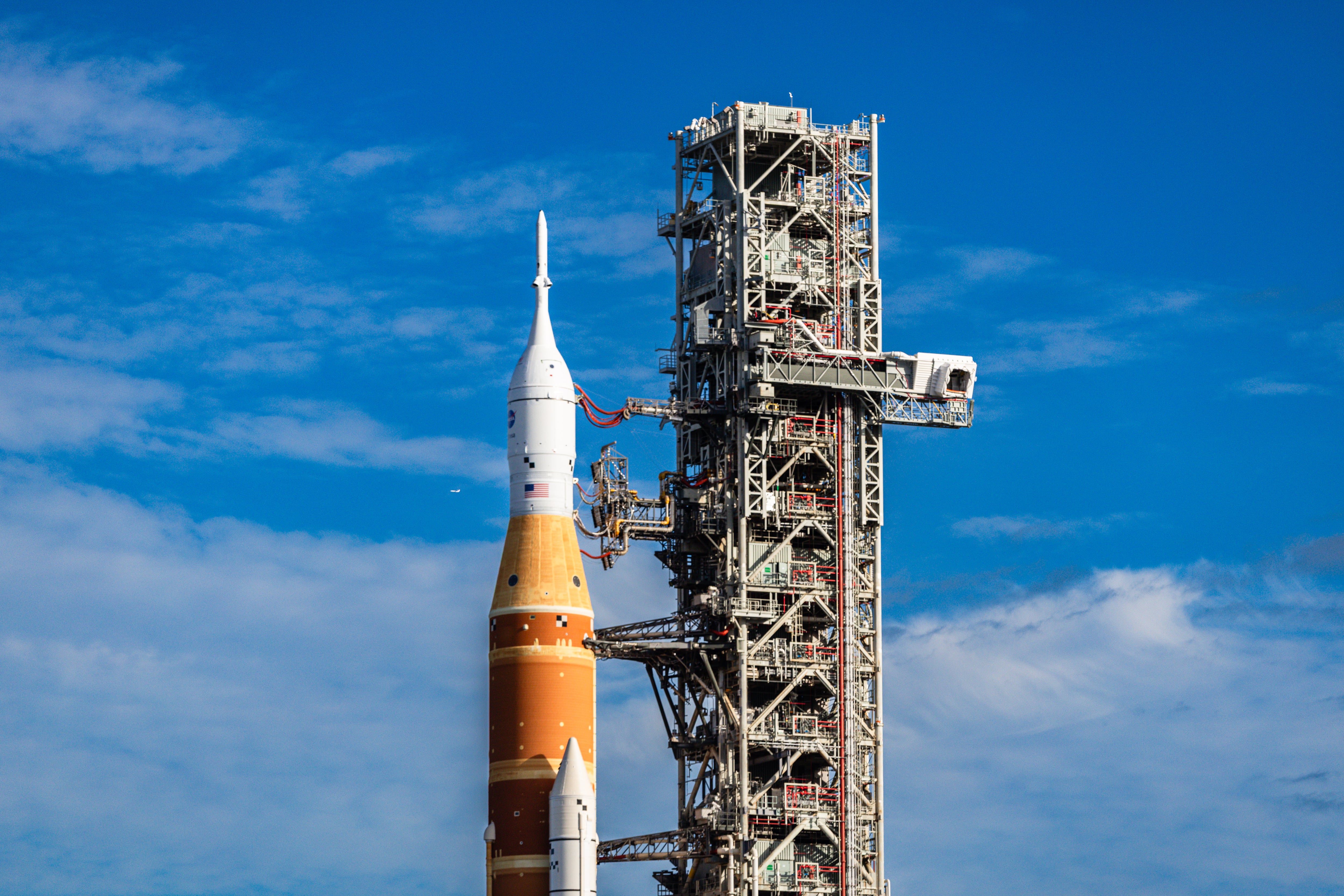 Se busca probar y validar los sistemas de la nave Orion, del cohete SLS y de los sistemas de apoyo en tierra, asegurando que sean seguros y eficientes para futuras misiones.