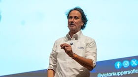 Por primera vez en Bogotá, Víctor Küppers llega de la mano de Mentes Expertas con su conferencia “Vivir con alegría”, un encuentro para reflexionar sobre la actitud, la motivación, la ilusión y nuestra manera de afrontar el día a día.