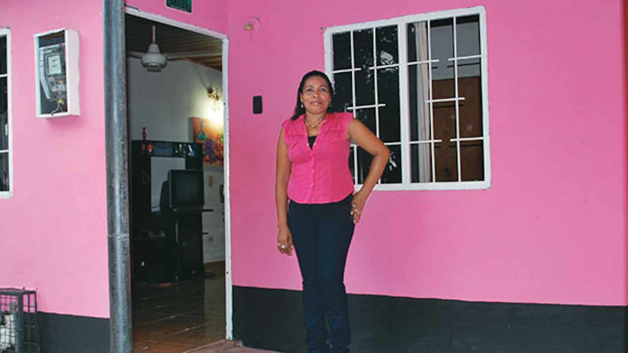 Luz Dary García no sabe que Mockus estuvo en Barrancabermeja para combatir la violencia contra las mujeres tratando a los agresores. Para ella, la ciudad no ha cambiado. Ella debe salir adelante sola.