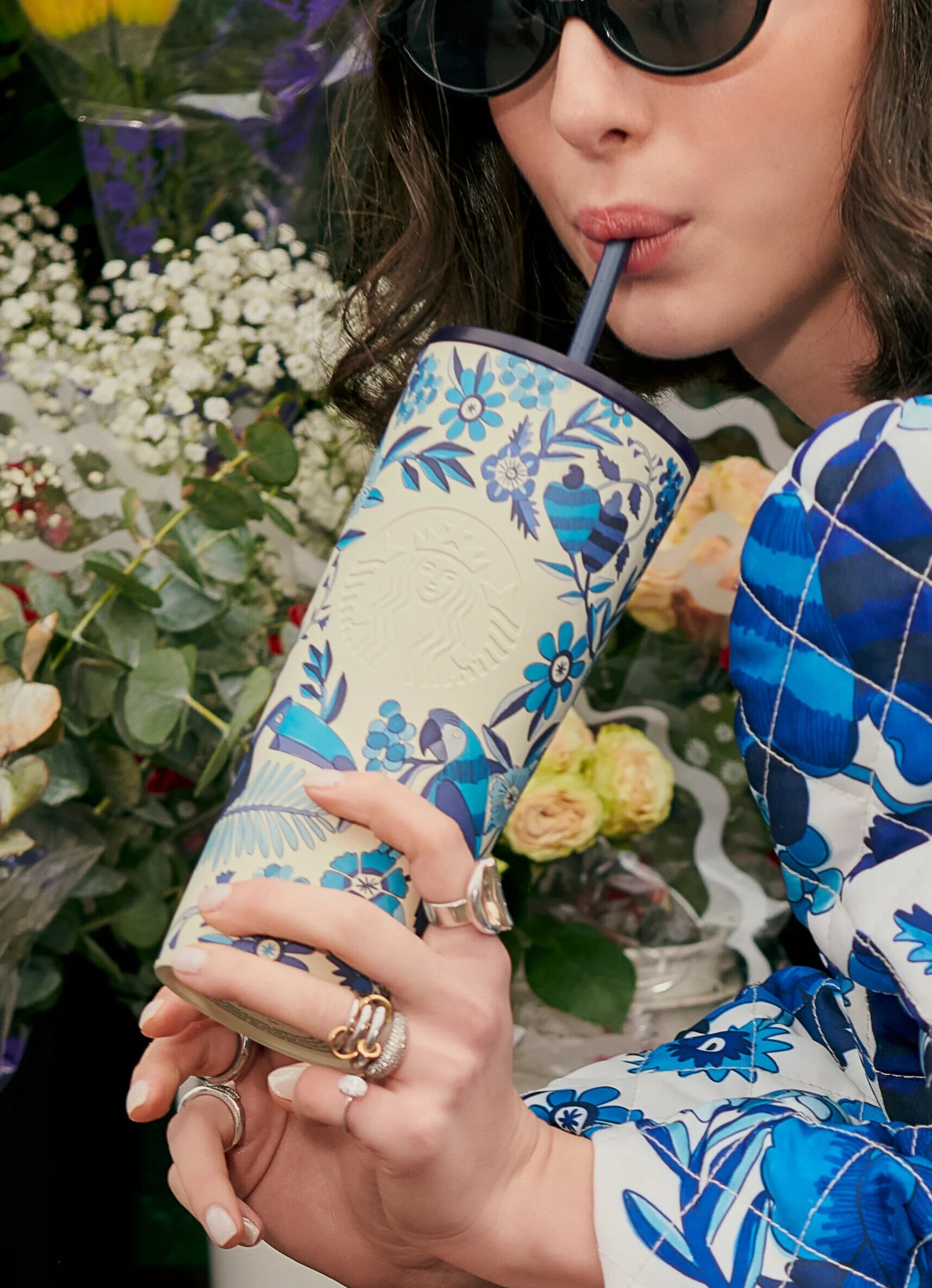 Starbucks y la reconocida marca brasileña de moda, Farm Rio, se han unido nuevamente para presentar una colección limitada de vasos que celebra la exuberancia de la naturaleza tropical.