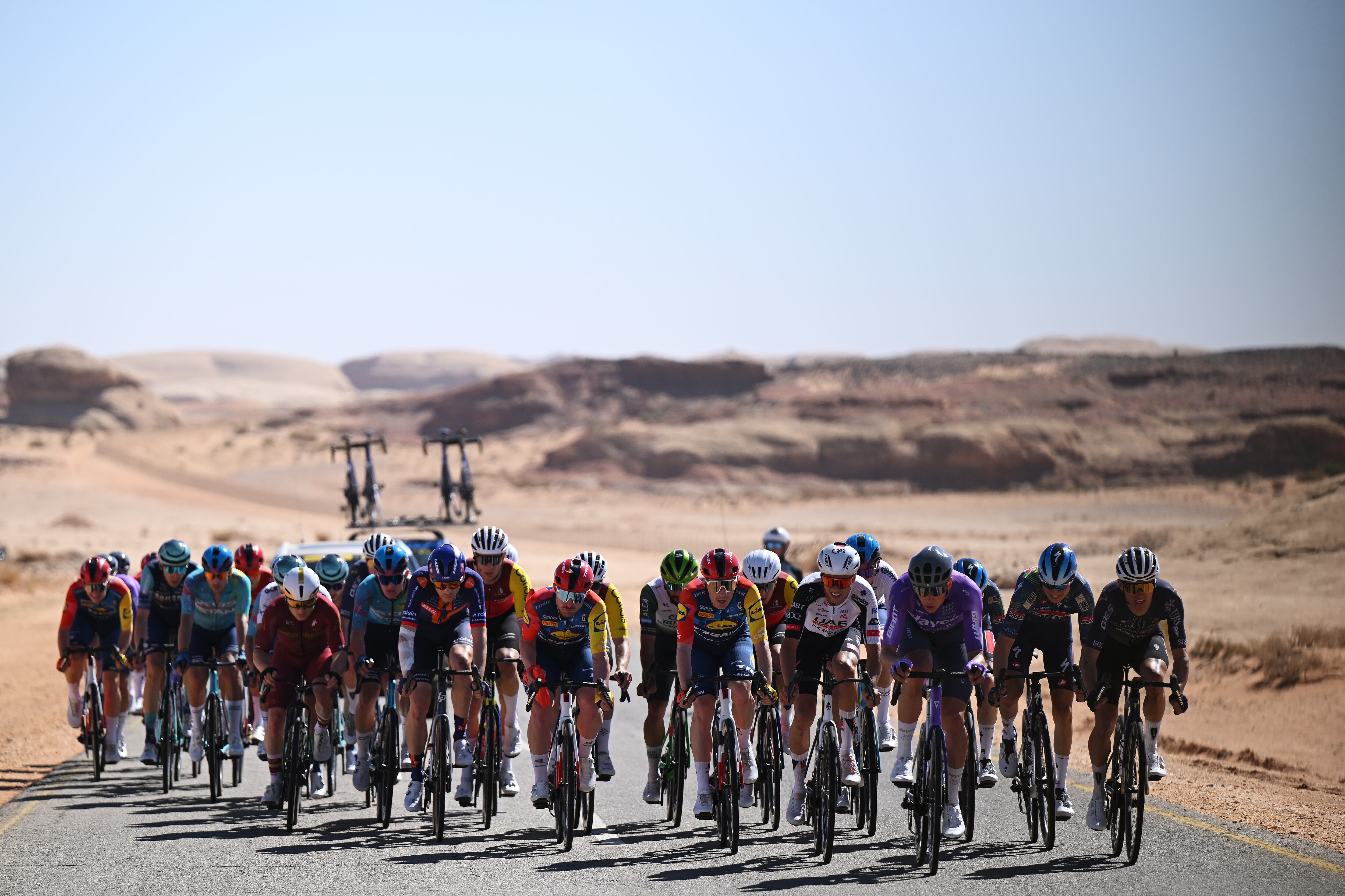 El pelotón internacional en el AlUla Tour, en medio del desierto saudí.