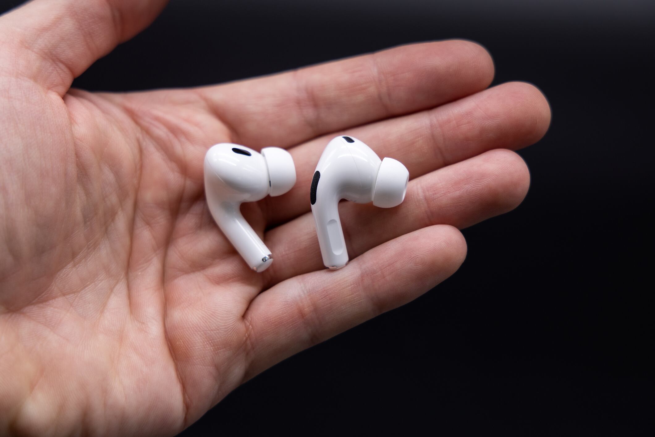 En la rutina diaria, los AirPods están expuestos a factores que pueden afectar su apariencia y rendimiento.