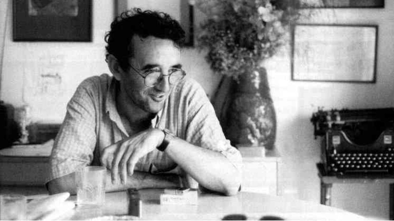 Bolaño nació en Santiago de Chile en 1953 y falleció en Barcelona en 2003.