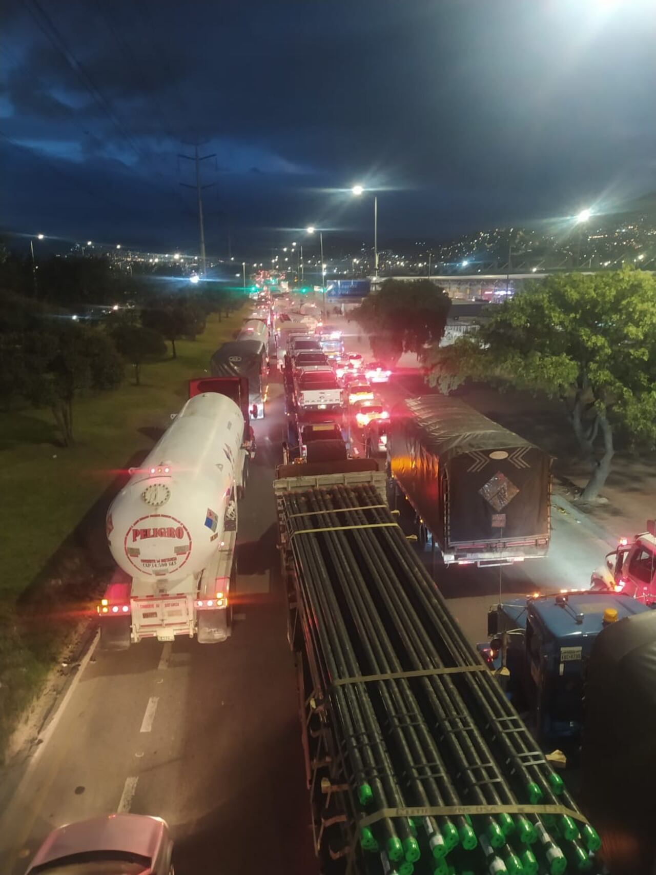 En redes sociales, conductores y transeúntes reportan vías completamente paralizadas por manifestaciones en Yomasa.