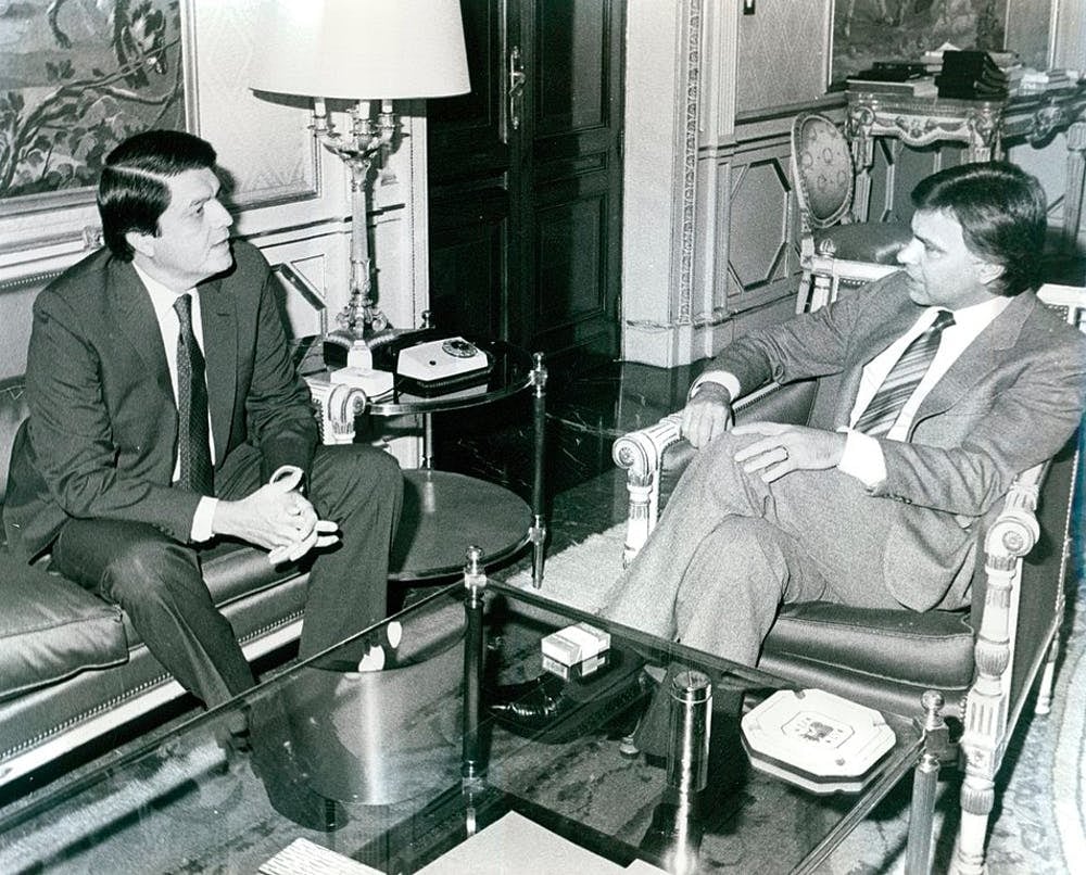 Felipe González recibe a Sergio Ramírez, en aquel momento vicepresidente de Nicaragua, 1988. Ministerio de la Presidencia, Gobierno de España/Wikimedia Commons