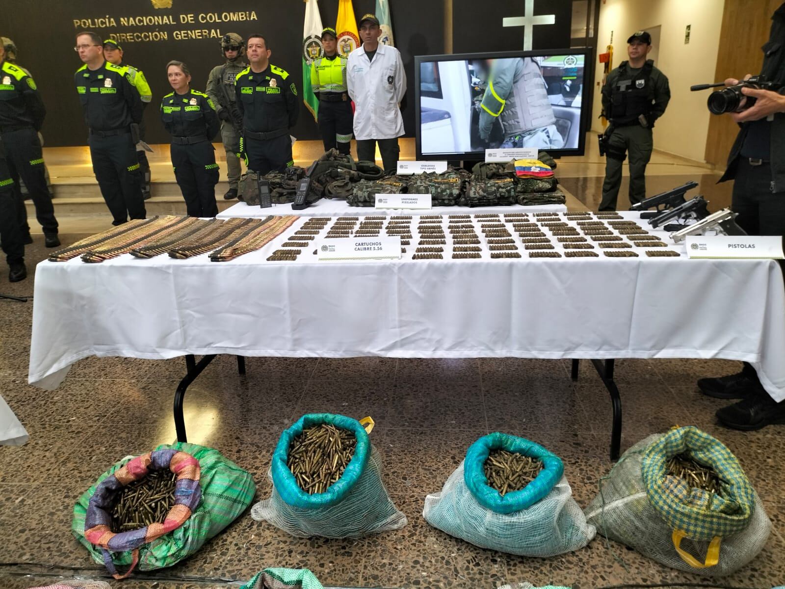 Arsenal decomisado a las disidencias de las Farc que buscan la paz total con el gobierno nacional.