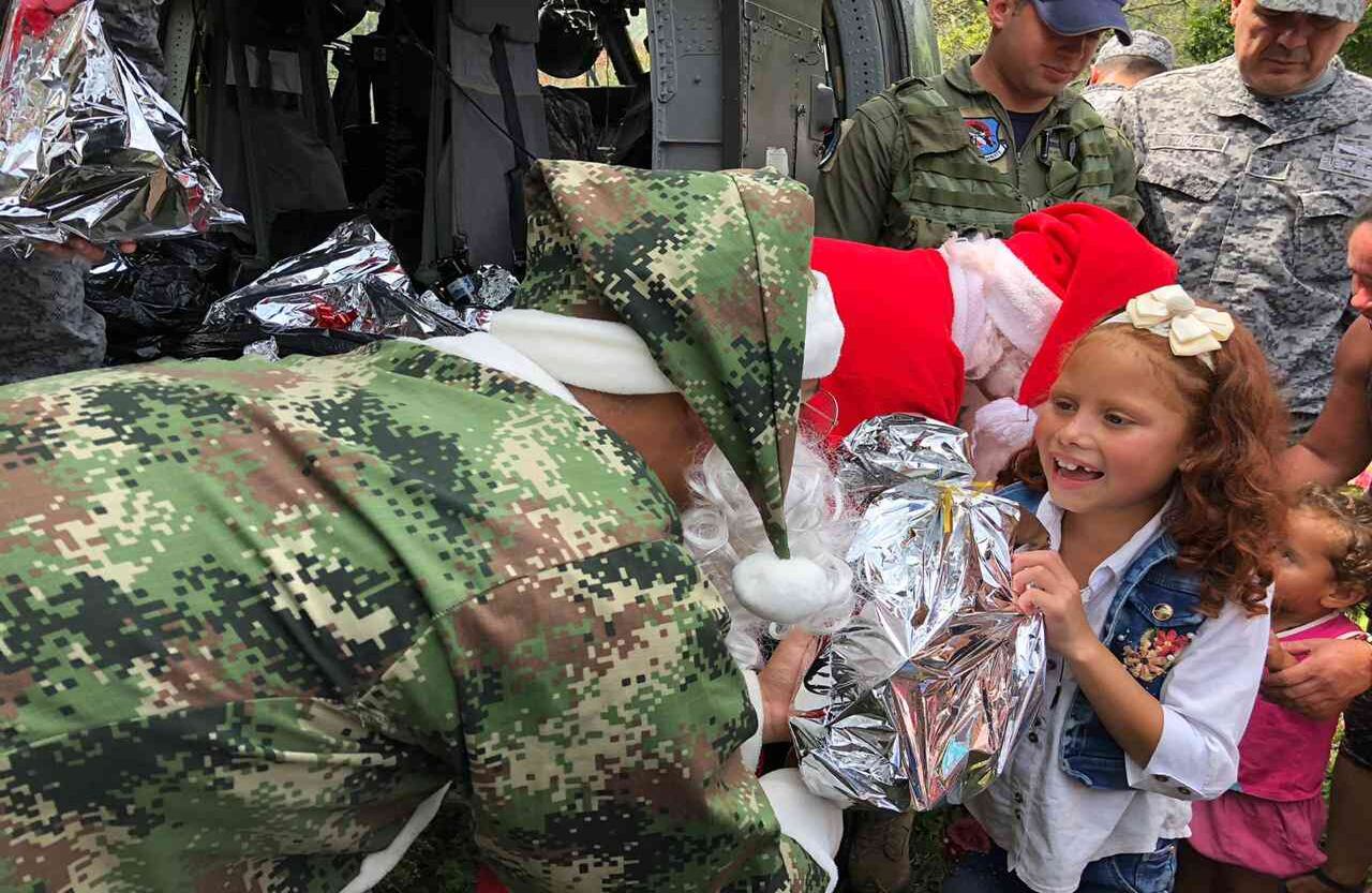 “Antes uno veía un helicóptero por ahí asomar y daba miedo, uno no veía esto que vemos aquí, tenerlos parqueados con cosas buenas, con proyectos, con regalos para los niños, que alegría y que felicidad de mis niños", dijo un campesino de la zona. 